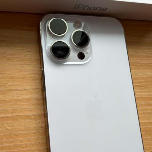 原裝香港行貨14 pro max 128G， 銀色, 長用保護殼同mon貼，冇整過,冇拆過，99%新，...