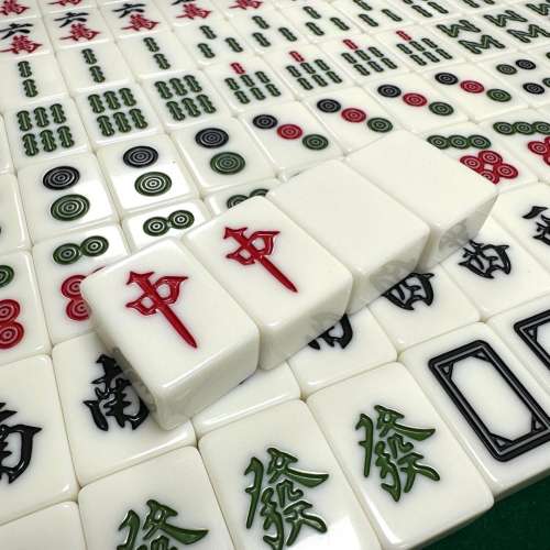 100% 全新：象牙色廣東麻將連膠盒 Mahjong