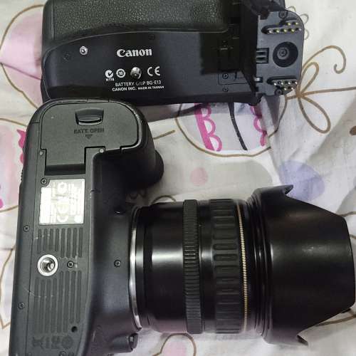 Canon EOS 6D body + BG-E13 battery grip + EF 24-85mm f3.5-4.5 USM lens