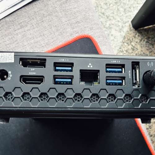 Zotac 小電腦，型號 ZBOX-CI320NANO， 可以裝 Windows