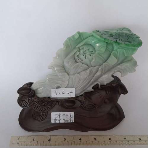 翡翠A玉擺件每款3800元， 兩款八折四款七折