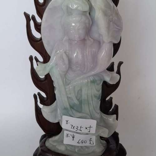 翡翠A玉擺件每款3800元， 兩款八折四款七折