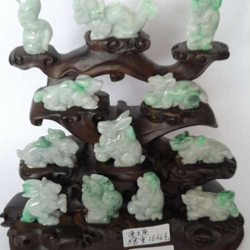 翡翠A玉擺件每款3800元， 兩款八折四款七折