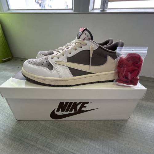 Travis Scott(倒鈎）