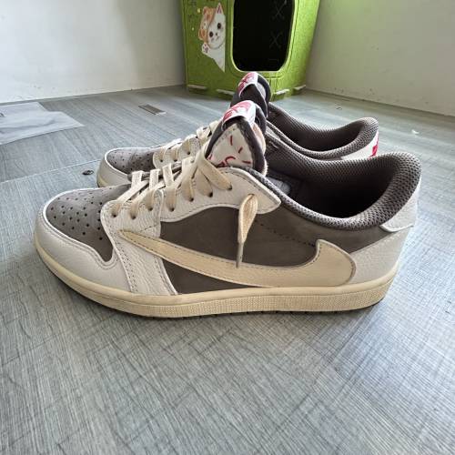 Travis Scott(倒鈎）