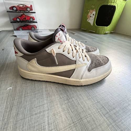 Travis Scott(倒鈎）