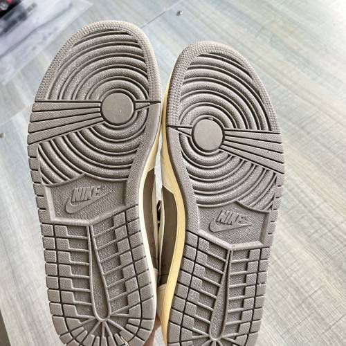 Travis Scott(倒鈎）