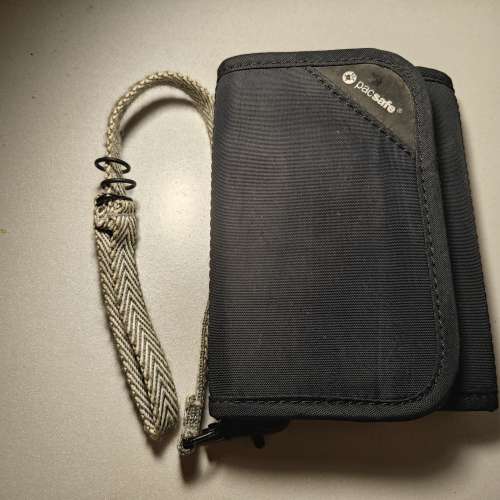 Pacsafe 三折叠銀包V125