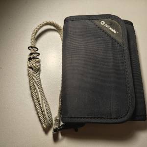 Pacsafe 三折叠銀包V125