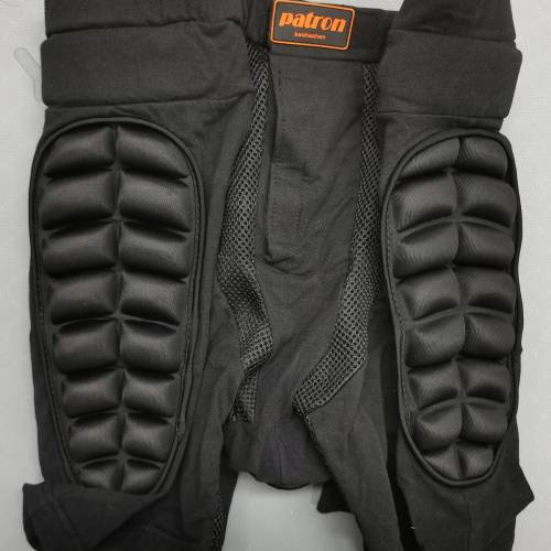 九成新45码旱冰鞋（送护具包括护臀）