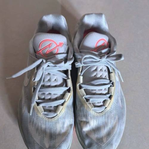 幾乎全新的42碼耐克AirZoom男士運動鞋