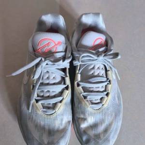 幾乎全新的42碼耐克AirZoom男士運動鞋