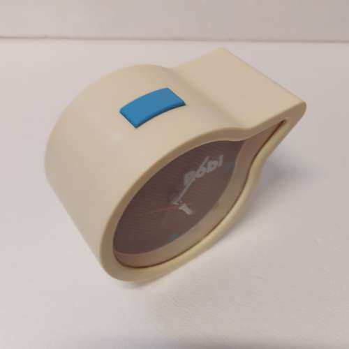 Robi 座枱鬧鐘 -鬧鐘鈴聲是粵語 "够鐘啦，够鐘啦，起身啦！"