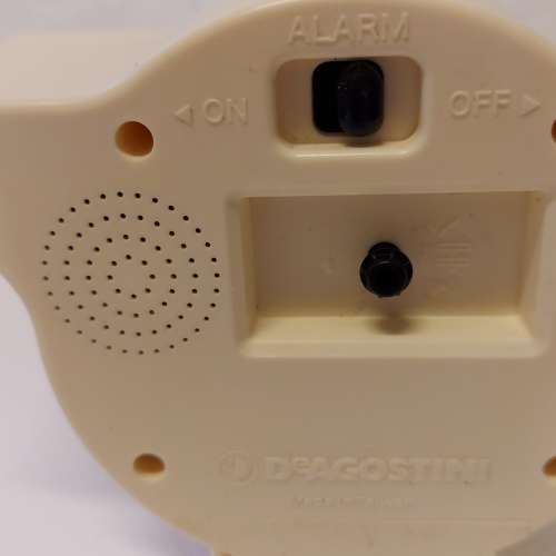 Robi 座枱鬧鐘 -鬧鐘鈴聲是粵語 "够鐘啦，够鐘啦，起身啦！"