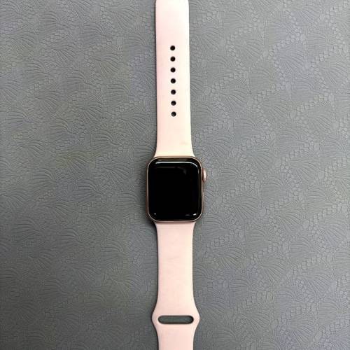 九八成新二手Apple Watch SE金色。