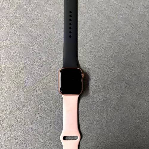 九八成新二手Apple Watch SE金色。