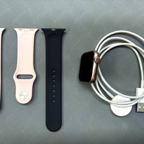 九八成新二手Apple Watch SE金色。