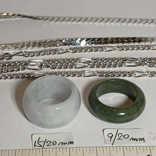 一手 兩隻 翡翠a玉男裝戒指內徑20mm ， 加 送兩條粗電白金銅頸鏈 兩套共售 380元單...