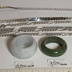 一手 兩隻 翡翠a玉男裝戒指內徑20mm ， 加 送兩條粗電白金銅頸鏈 兩套共售 380元單...