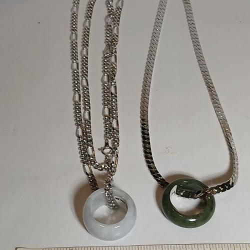 一手 兩隻 翡翠a玉男裝戒指內徑20mm ， 加 送兩條粗電白金銅頸鏈 兩套共售 380元單...