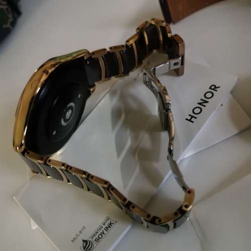 9成新 Honor Watch GS 3 智能手錶連金屬陶瓷錶帶 (連全新原裝皮革錶帶，1張錶面保...