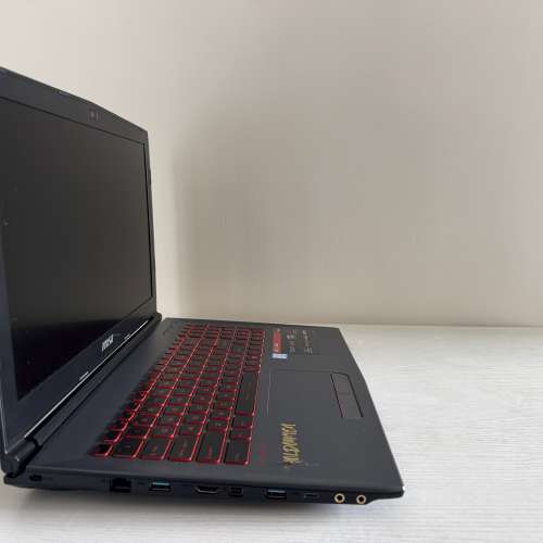 Hold（msi電競筆電 i7 8750h/8g ram/256ssd/GTX1050/1920x1080p）