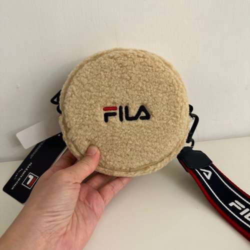 100% NEW - FILA 米色毛絨絨圓形小手提包 斜孭包 男女合用［包順豐智能櫃］