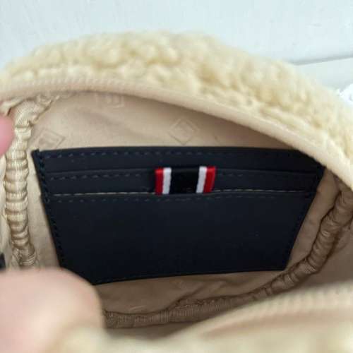 100% NEW - FILA 米色毛絨絨圓形小手提包 斜孭包 男女合用［包順豐智能櫃］