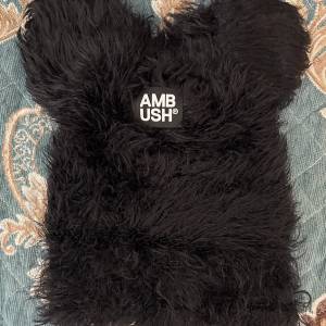 ［SS23］全新 AMBUSH 黑色毛絨泰迪針織帽
