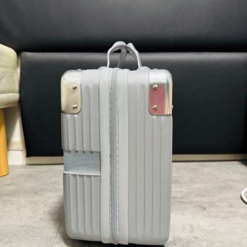 灰色 Hand Carry行李箱