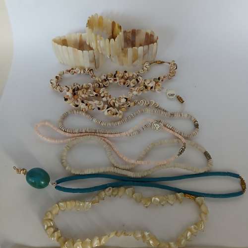 清理存貨平售，一手三條珍珠貝殼手串加七條各具特色貝殼頸鏈，全部十件共售250元，...