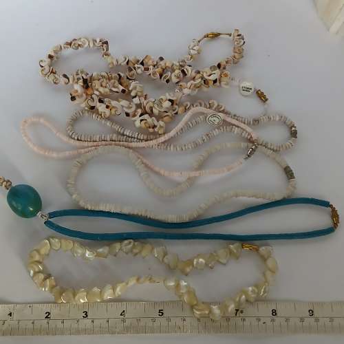清理存貨平售，一手三條珍珠貝殼手串加七條各具特色貝殼頸鏈，全部十件共售250元，...