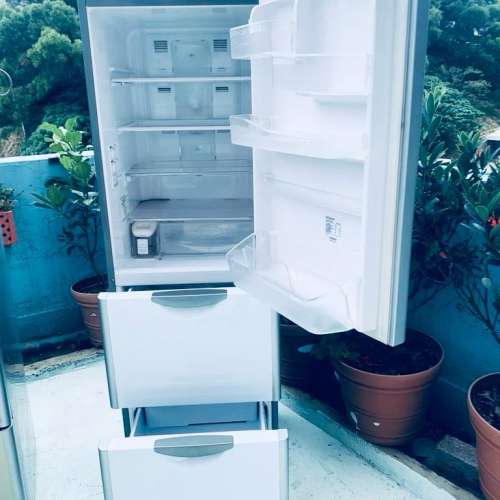 雪櫃 三門 日立珍珠白色 100%正常 九成新以上 305公升 可自動制冰 173CM高 二手電器...