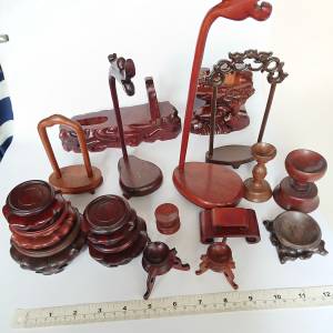 清理木座存貨一箱如照片顯示，共售300 元。no.W30.1.26