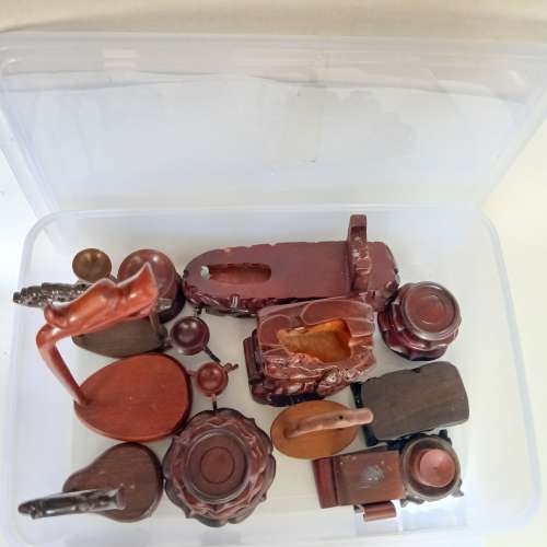 清理木座存貨一箱如照片顯示，共售300 元。no.W30.1.26