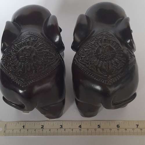 .一對沉香木雕六寸富貴大象.共重約1.5kg。精工雕刻，原價一千元，現售五百元，歡迎...