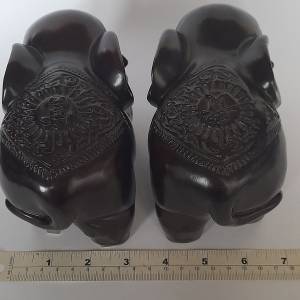 .一對沉香木雕六寸富貴大象.共重約1.5kg。精工雕刻，原價一千元，現售五百元，歡迎...