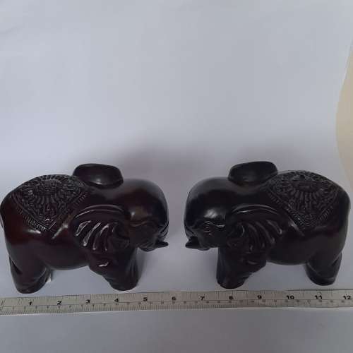 .一對沉香木雕六寸富貴大象.共重約1.5kg。精工雕刻，原價一千元，現售五百元，歡迎...