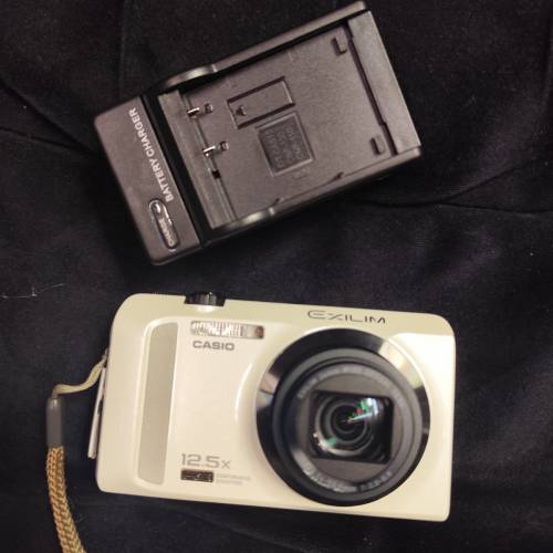 Casio EXILIM EX ZR200 數碼相機 24-300mm