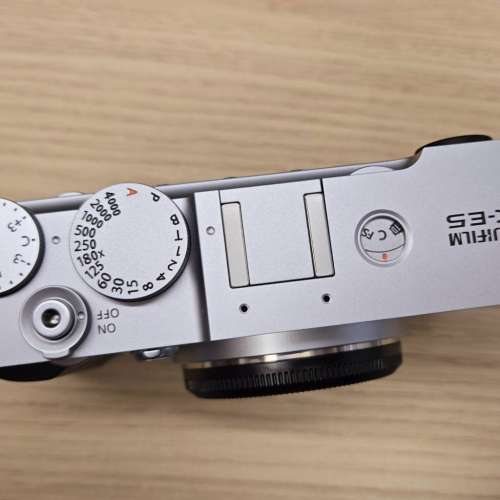 新淨fujifilm x-e5 銀色 淨機身 跟鏡/配件