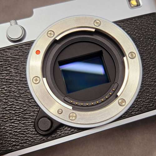 新淨fujifilm x-e5 銀色 淨機身 跟鏡/配件