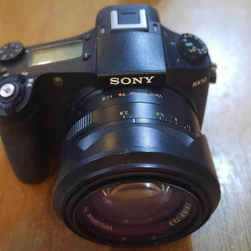 Sony Rx10 1，恒定2.8光圈 24-200mm， 9 成新，2副電，日本Filter。不議另送外置雙...