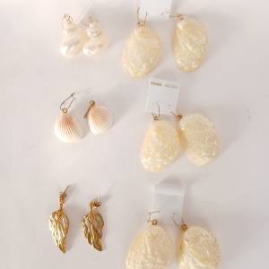 清理存貨平售賣加送禮品， 一手六對貝殼耳環 共售150元，.no.D4.1.26