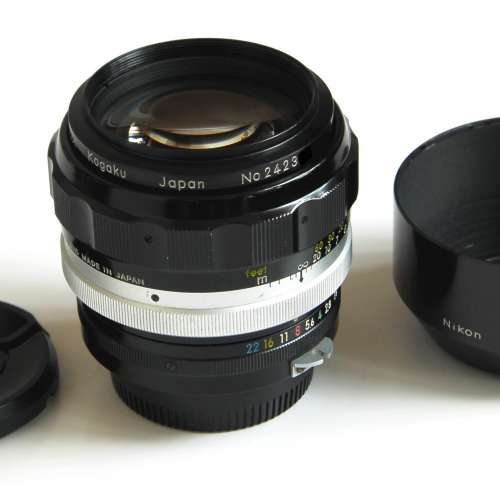 Nikon 85mm f1.8 Nippon Kogaku Nikkor-H non-AI with  HN-7  metal hood