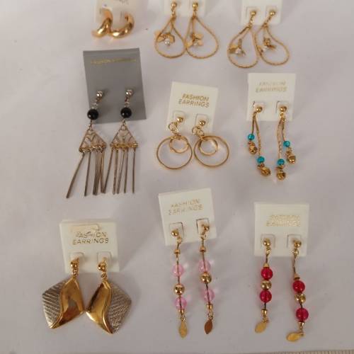 清理存貨平售賣加送禮品， 一手 9對耳環 共售200元，.no.D4.1.26