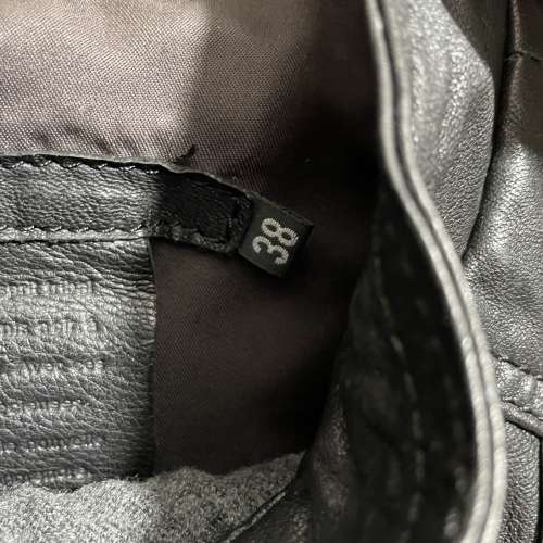 意大利。girl 女士。黑色。真皮。短身皮褸。size 38。如果合適屯門良景交收。