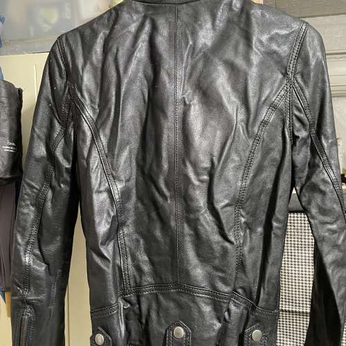 意大利。girl 女士。黑色。真皮。短身皮褸。size 38。如果合適屯門良景交收。