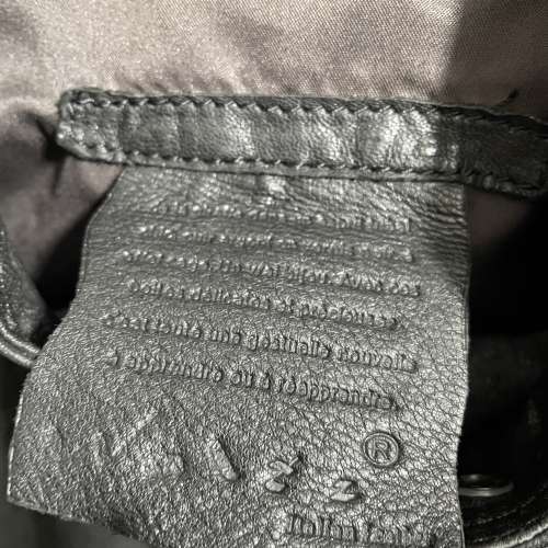 意大利。girl 女士。黑色。真皮。短身皮褸。size 38。如果合適屯門良景交收。