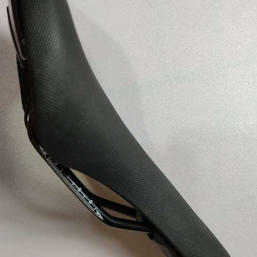 Bob6 原裝saddle 坐墊 7'clock