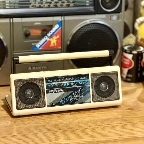出售 Rajisan手提收音機，外形經典獨特，外觀約80%新，收音正常𩆜敏，有意請pm我，謝...